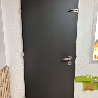 דלת מתכת עם ידית ומנעול