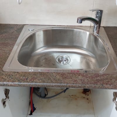 כיור מטבח עם כלים לתיקון אינסטלציה