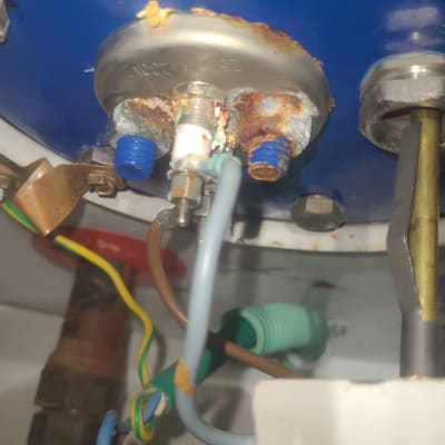 חלקים פנימיים של דוד שמש עם חיבורים וחוטים