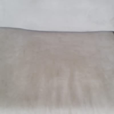 ספה לבנה עם כתמים קלים על המושב