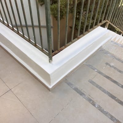 מעקה מתכת צבוע ומדרגות מרוצפות