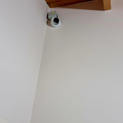 מצלמת אבטחה מותקנת בפינת תקרה פנימית