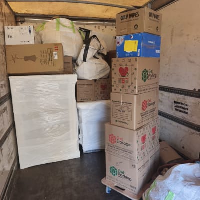 קופסאות ואריזות בתוך משאית הובלה