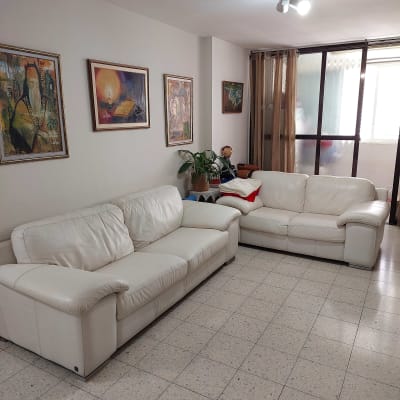 ספות לבנות עם כריות אדומות ולבנות