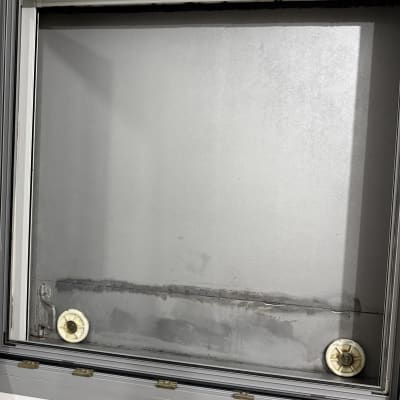 מסגרת חלון מתכתית עם גלגלים בתחתית