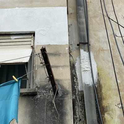 חוטי חשמל על קיר בניין עם צינור מתכת