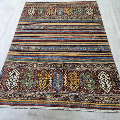 שטיח צבעוני מונח על רצפה בהירה