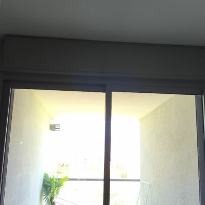 תריסים סגורים מעל דלת זכוכית במרפסת