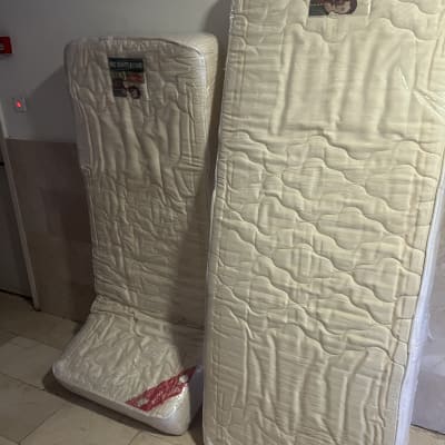 שני מזרנים עטופים בניילון עומדים על הרצפה