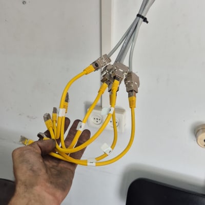 כבלים צהובים מחוברים למתג רשת