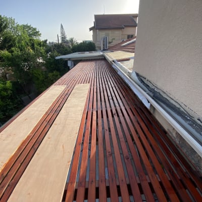 משטח עץ חום על גג עם קרשים צמודים