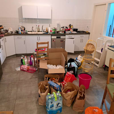 מטבח עם מוצרי ניקוי וארגזים לארגון הבית