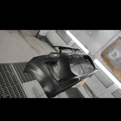 חלק רכב בתהליך צביעה בחדר צבע מקצועי