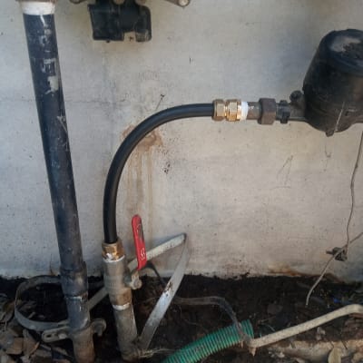 צינורות מים עם ברזים ומחברים על קיר