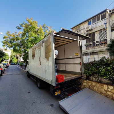משאית פתוחה עם רמפה להעמסה ברחוב