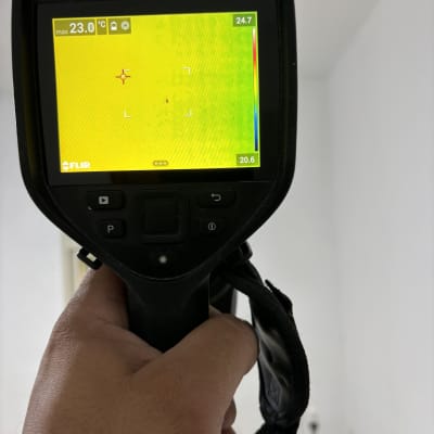 מד חום תרמי מוחזק ביד, מציג טמפרטורה