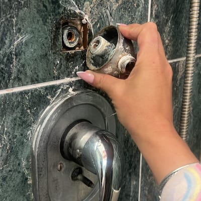 יד מחזיקה חלק של ברז במקלחת