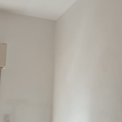 קיר לבן עם סימני תיקון צבע