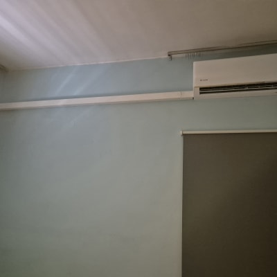 מזגן מותקן על קיר עם תצוגת טמפרטורה