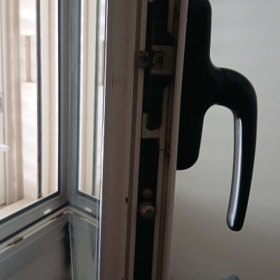 ידית חלון עם תריסים ברקע