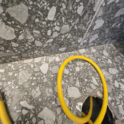 צינור צהוב על רצפת שיש אפורה