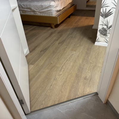 רצפת פרקט בחדר שינה עם מיטה ורצפת עץ