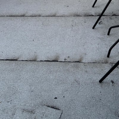 גג אטום עם שכבת איטום אפורה