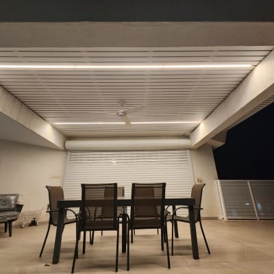 פרגולה מאלומיניום עם תאורה ושולחן גינה