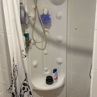 מקלחת עם ראש טוש וצינור מים