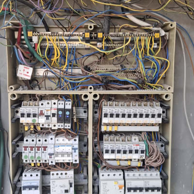 לוח חשמל עם חוטים ומפסקים שונים