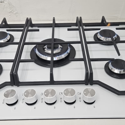 כיריים גז עם חמישה מבערים וכפתורי שליטה