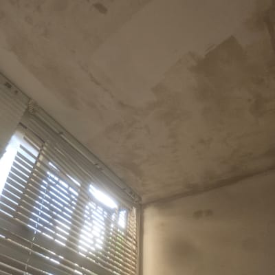 תקרה עם סימני רטיבות ותיקונים