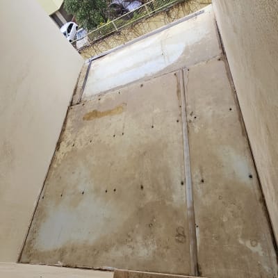 מרפסת ריקה עם רצפת בטון חשופה