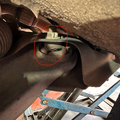 חלק מכני של רכב עם ברגים ומתקן הרמה