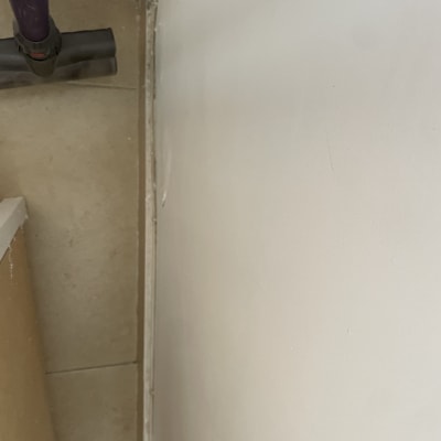 קיר צבוע עם כלי עבודה בפינה