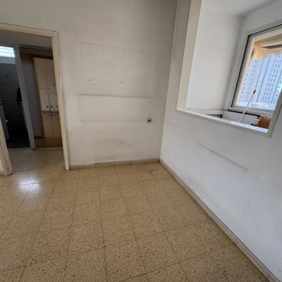 חדר ריק עם חלון ודלת פתוחה