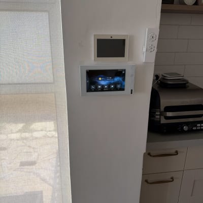 מערכת אינטרקום מותקנת על קיר ליד מטבח