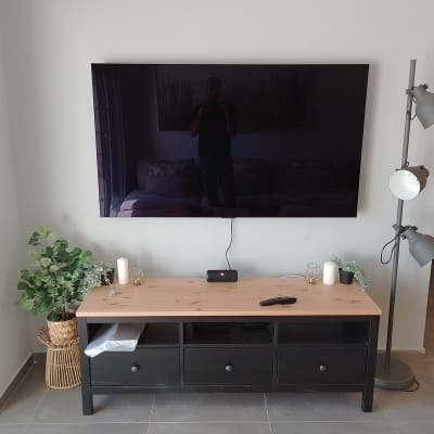 טלוויזיה תלויה על הקיר עם כבלים גלויים