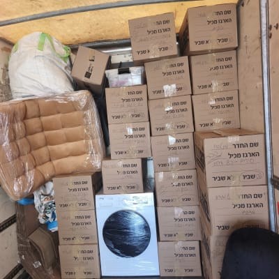 קופסאות וארגזים בתוך משאית הובלה