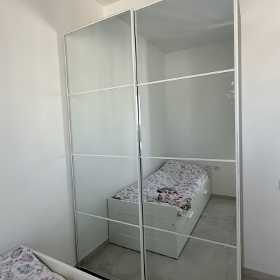 ארון בגדים עם דלתות מראה בחדר שינה