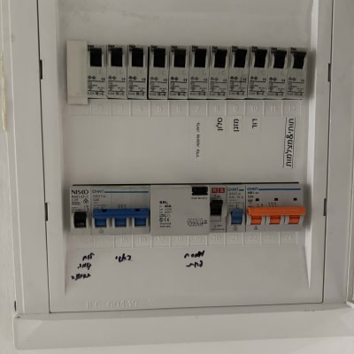 לוח חשמל עם מפסקים ומתגים שונים