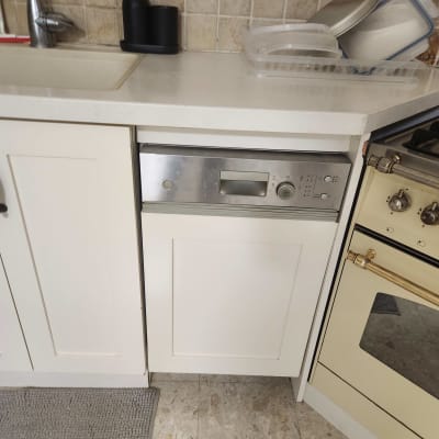 מדיח כלים מובנה במטבח עם לוח בקרה כסוף