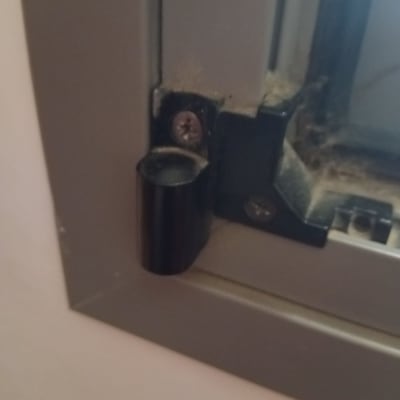חלק ממסגרת חלון עם ציר מתכת