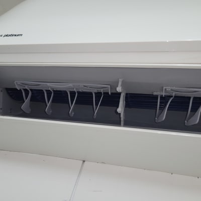 מזגן קיר עם תריסים פתוחים