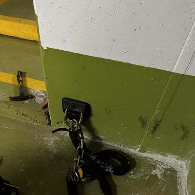 שרשרת נעולה לקיר עם מנעול