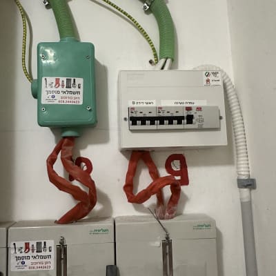 לוח חשמל עם חוטים ירוקים וארון חשמל