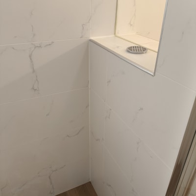 אריחי קרמיקה לבנים עם ניקוז מתכת