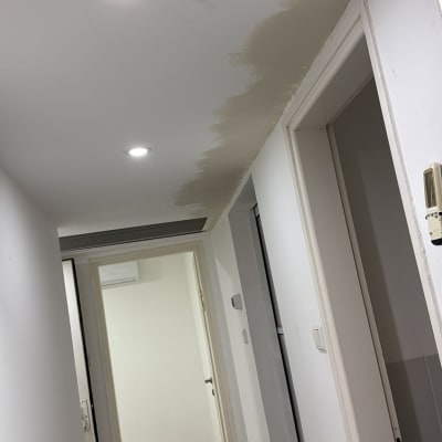 תקרה מתוקנת עם תאורה במסדרון