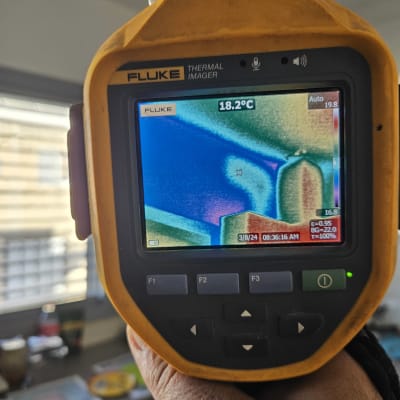 מצלמה תרמית מציגה תמונת חום על מסך