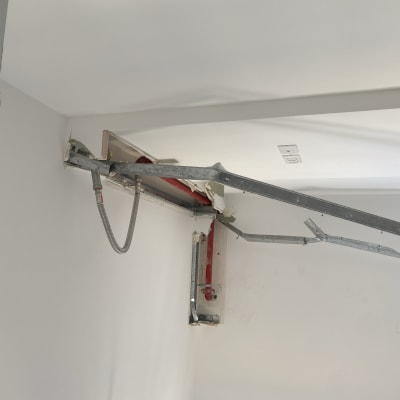 צינור מתכת ומערכת כיבוי אש בקיר